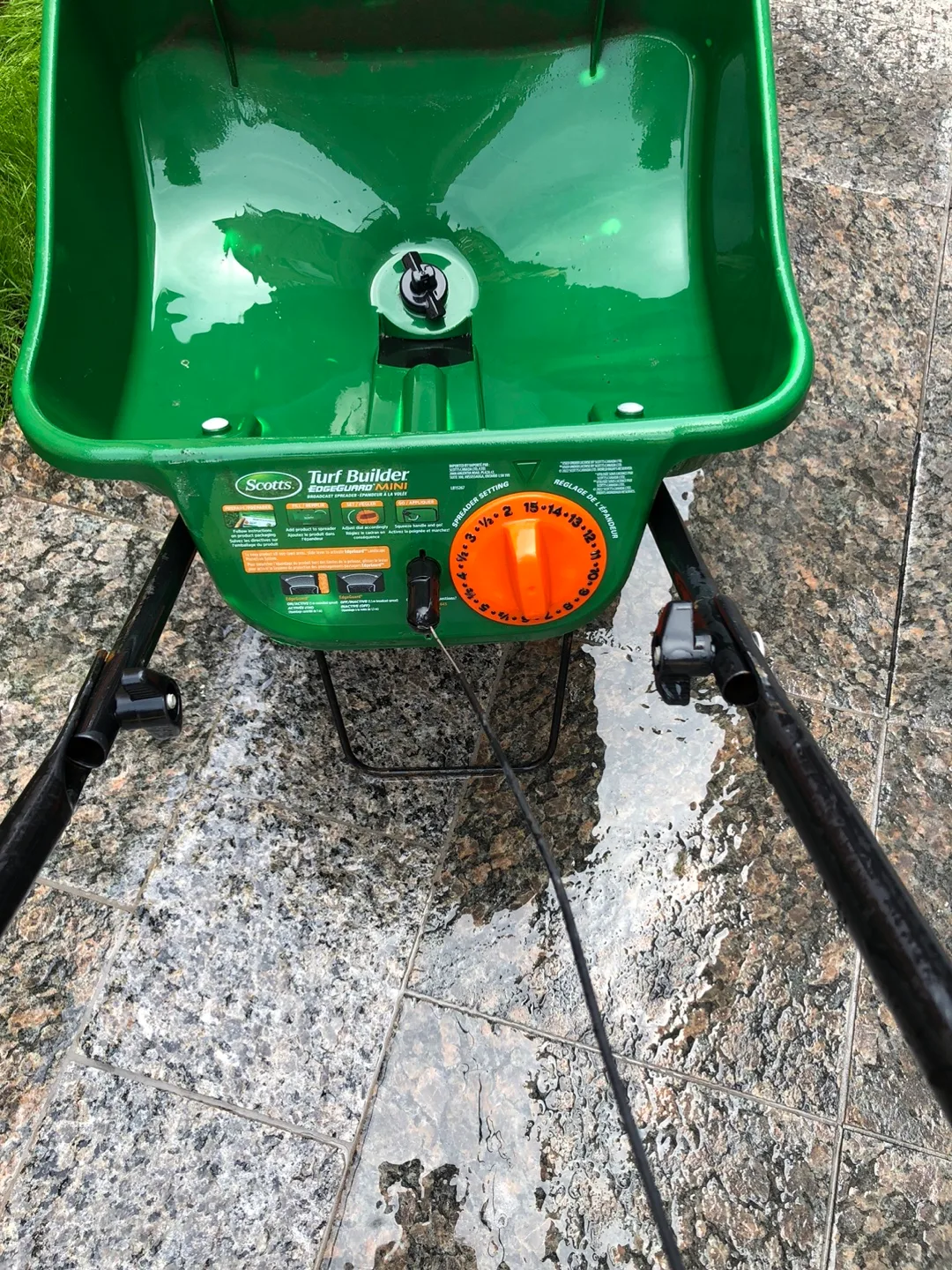 Scotts Turf Builder Edgeguard Mini Spreader image indicator(2)