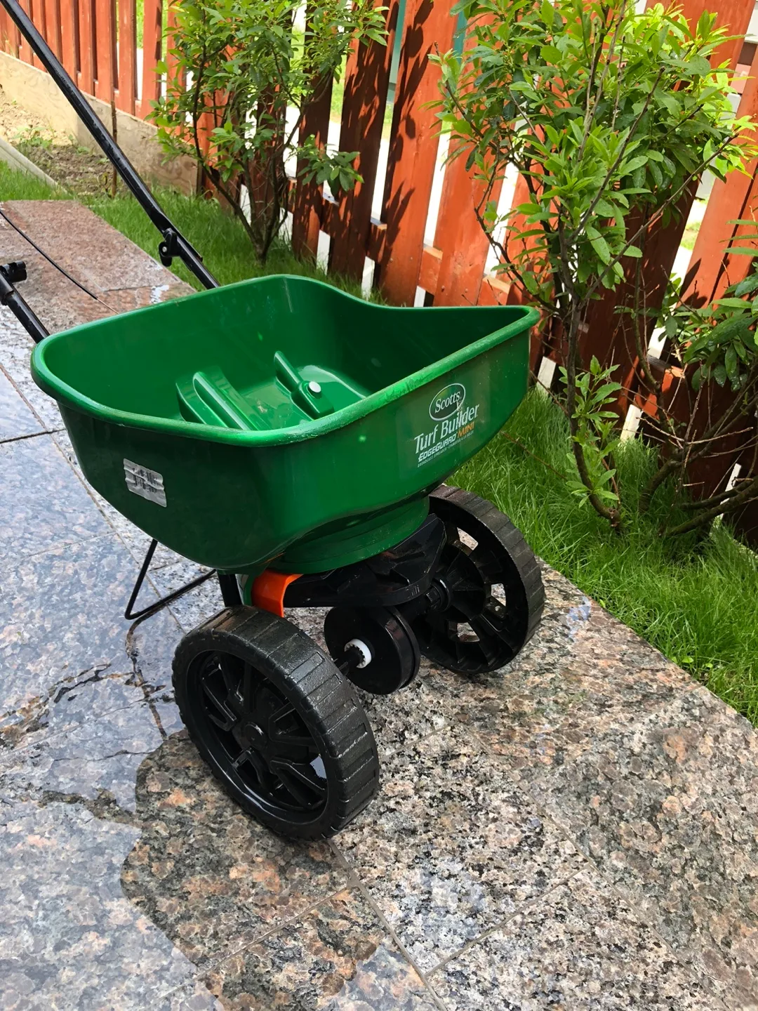 Scotts Turf Builder Edgeguard Mini Spreader image indicator(4)