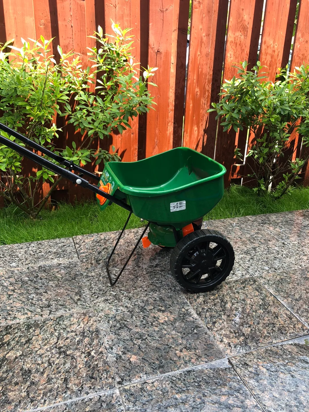 Scotts Turf Builder Edgeguard Mini Spreader image indicator(6)