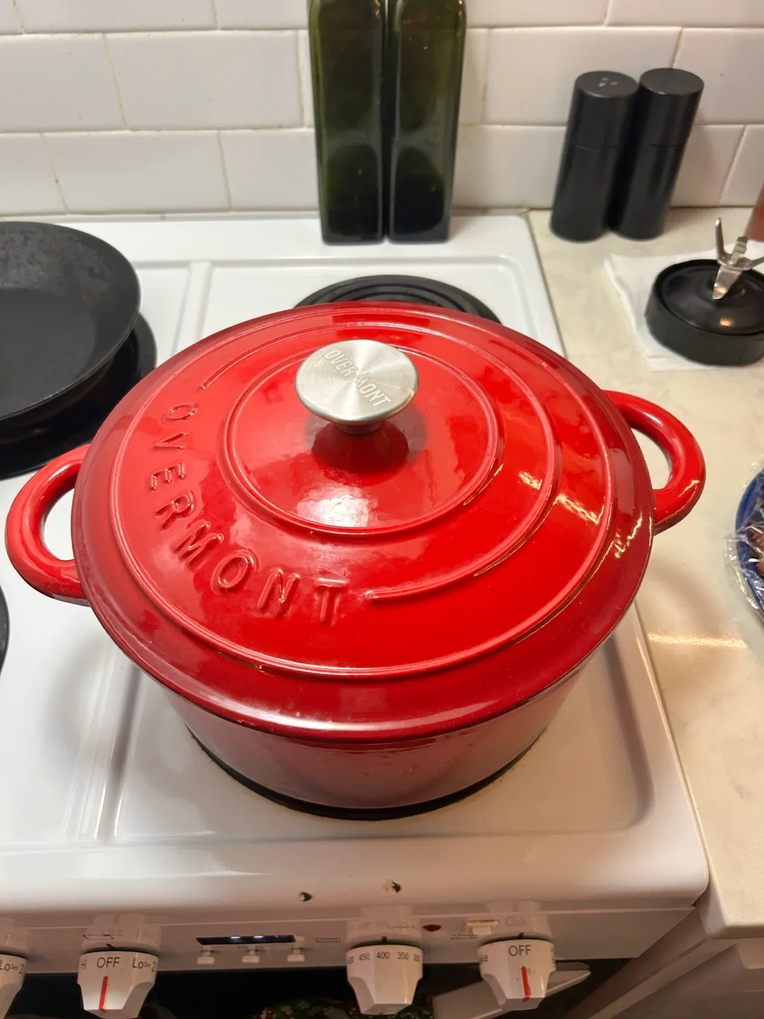 Overmont Red Dutch Oven thumbnail