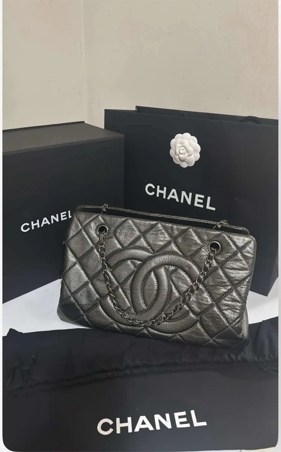 💚🥕Chanel Quilted Handbag thumbnail