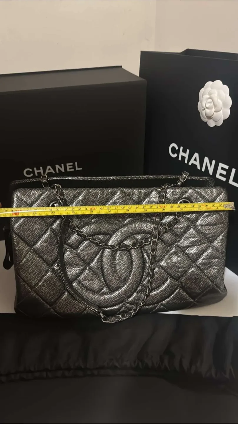 💚🥕Chanel Quilted Handbag image indicator(7)