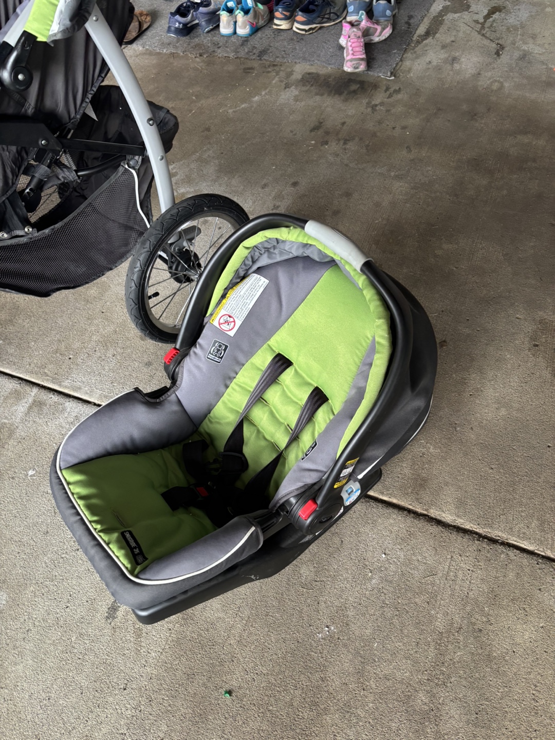 Graco Infant car seat and stroller - photo 2