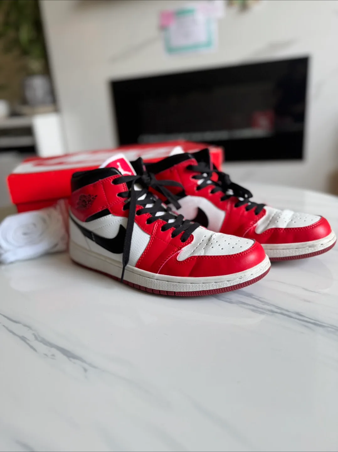 Nike Air Jordan 1 Retro Mid Chicago White Toe Red Black thumbnail
