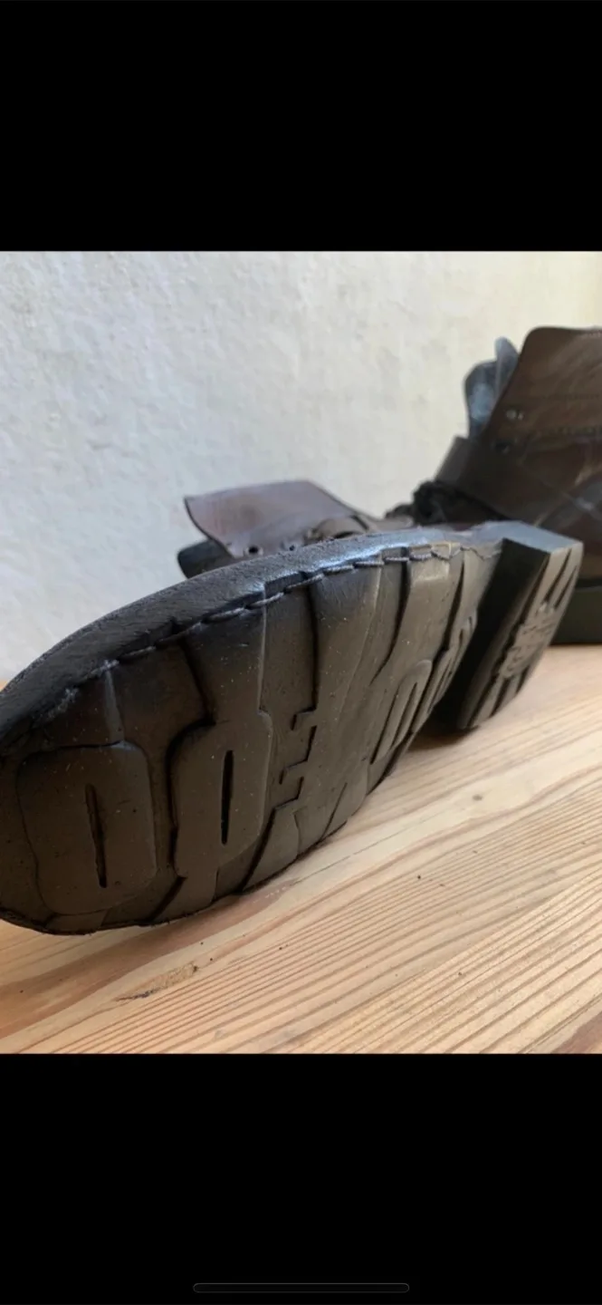 Bata Men’s Leather Boots: Size 8.5 US image indicator(8)