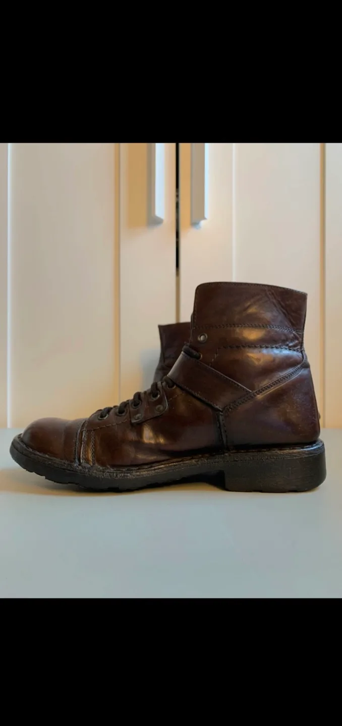 Bata Men’s Leather Boots: Size 8.5 US image indicator(7)