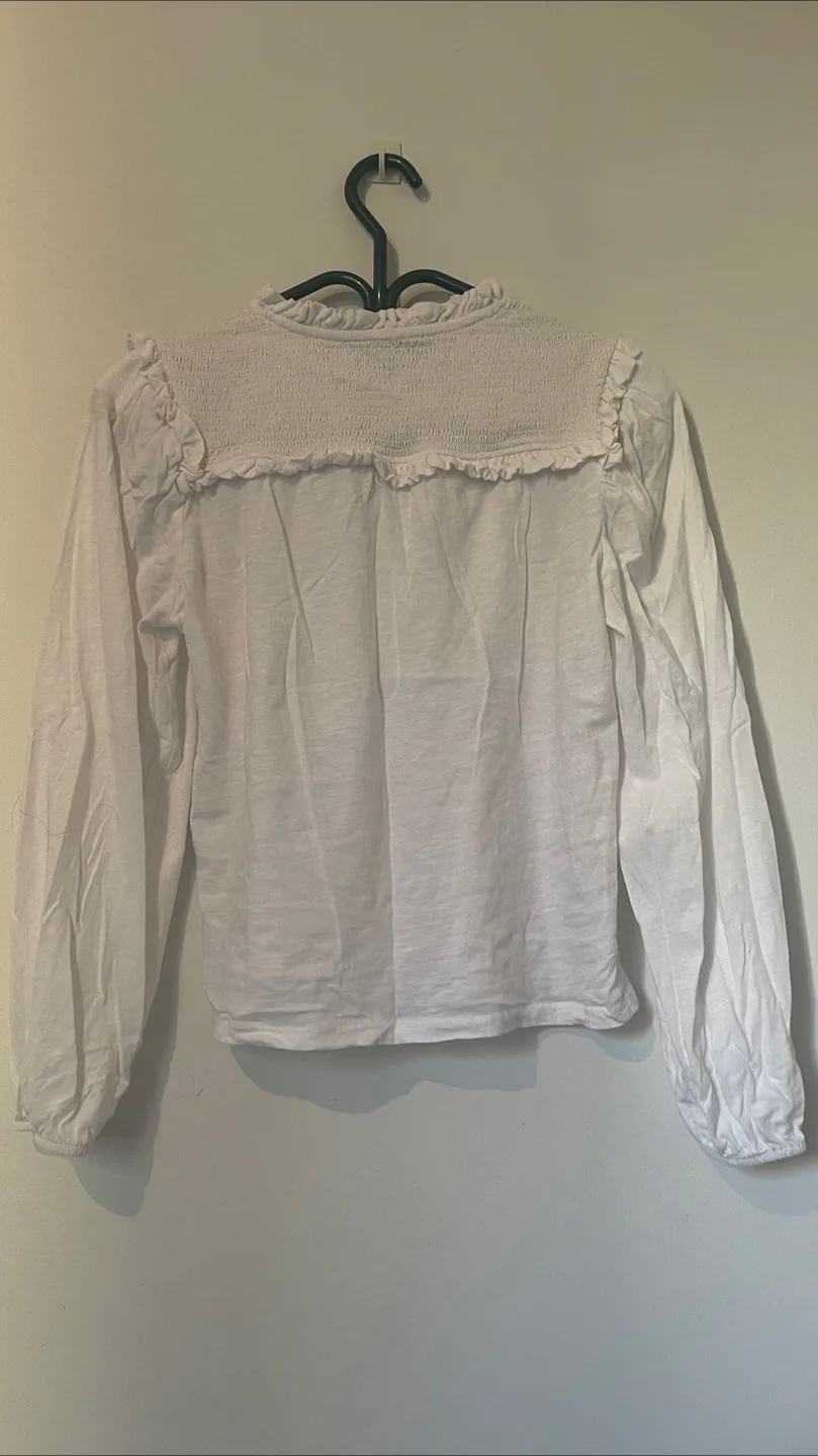 White blouse with long sleeves 💚🥕 image indicator(2)
