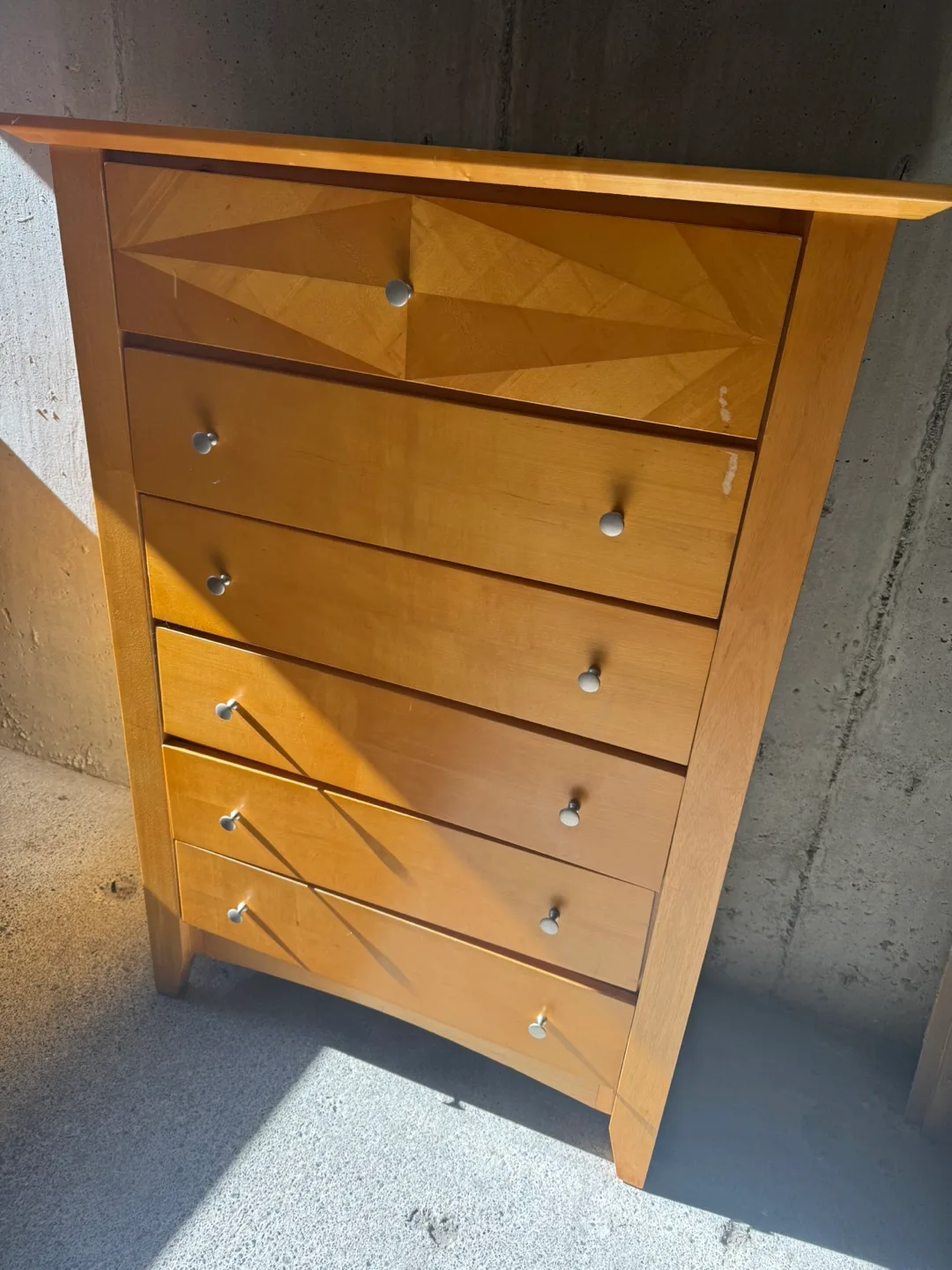 Wooden dresser with 6 drawers