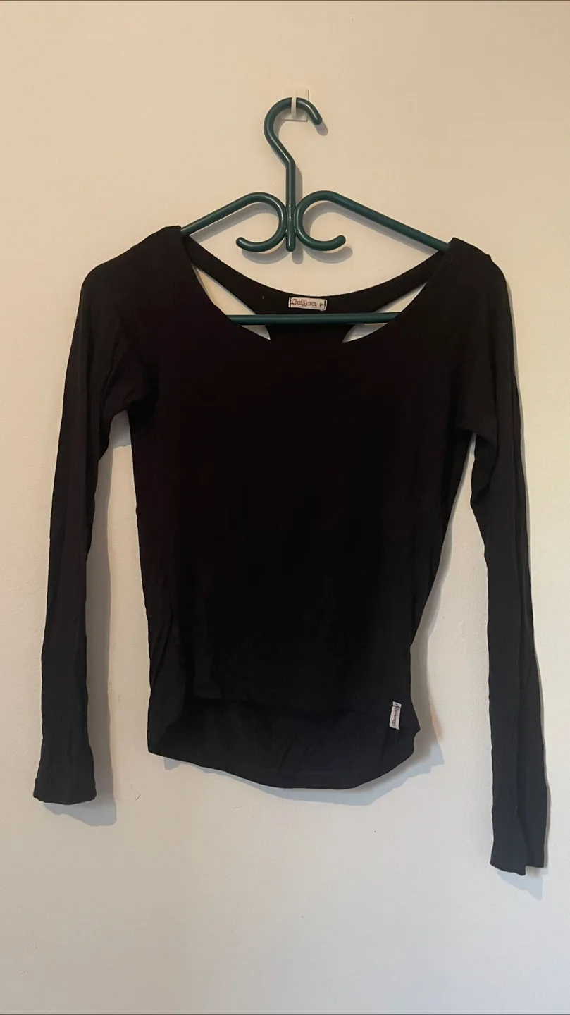 Black long sleeve shirt with open back 💚🥕 image indicator(2)