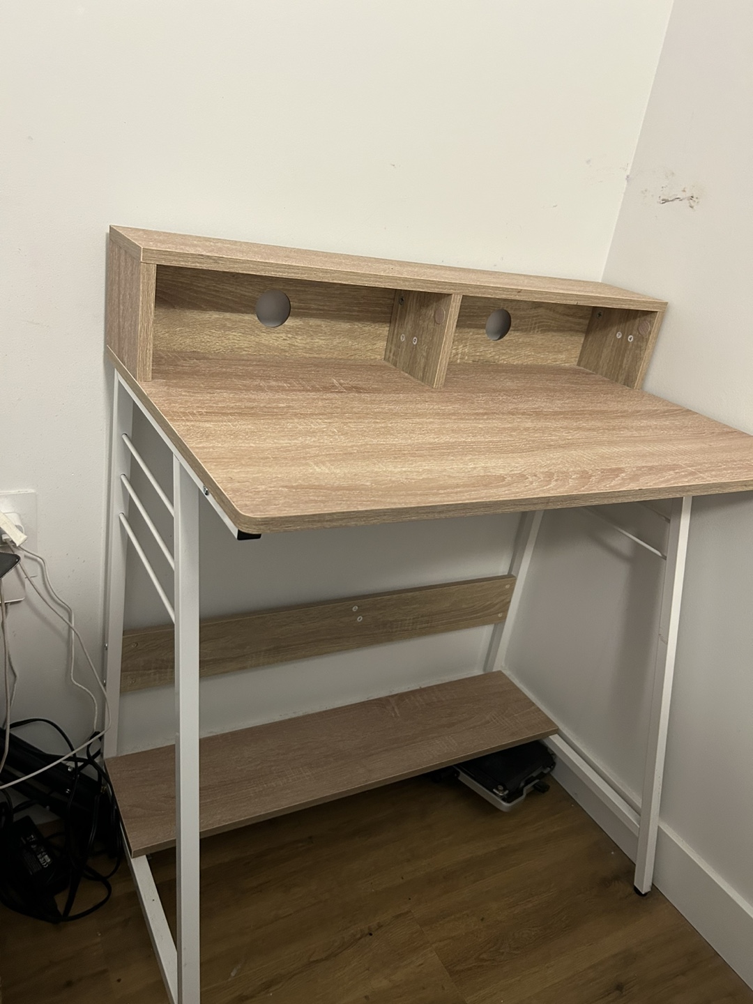 Desk - photo 2