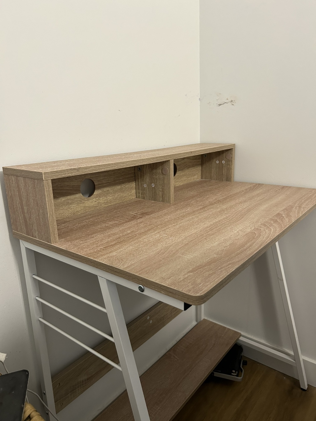 Desk - photo 3