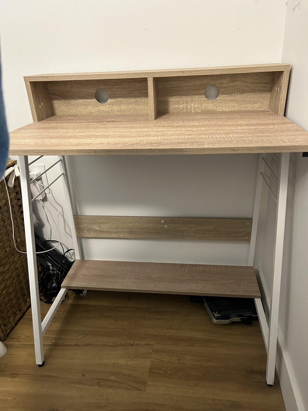 Desk - photo 4