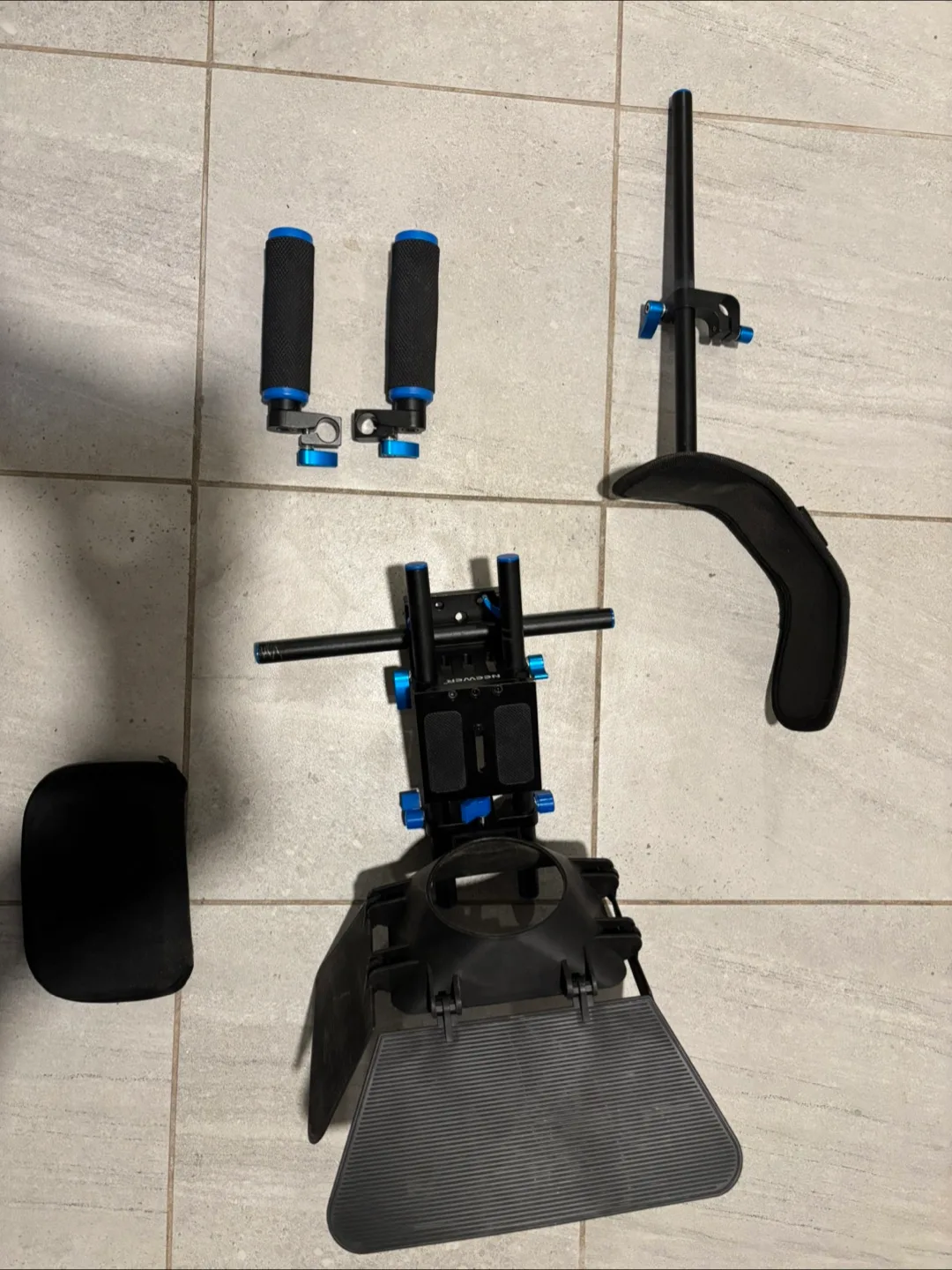 Neewer DSLR Camera Shoulder Rig with Matte Box & Mount Kit thumbnail