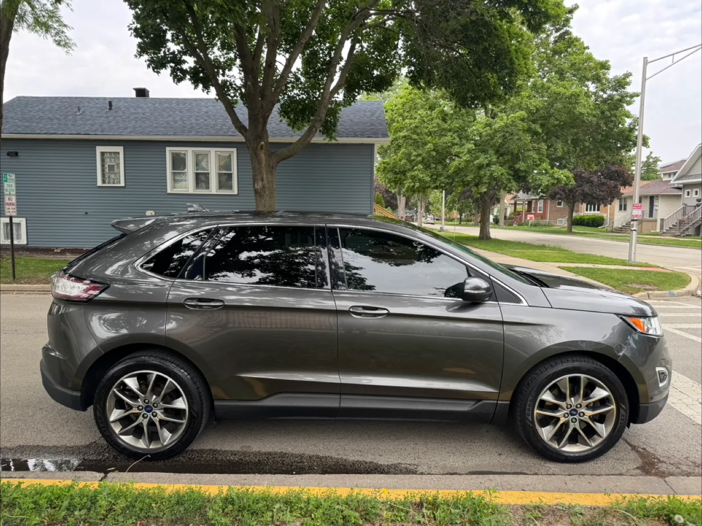 2015 Ford Edge · Titanium Sport Utility 4D image indicator(2)