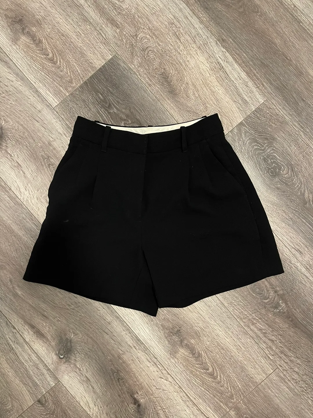 Aritzia effortless shorts thumbnail