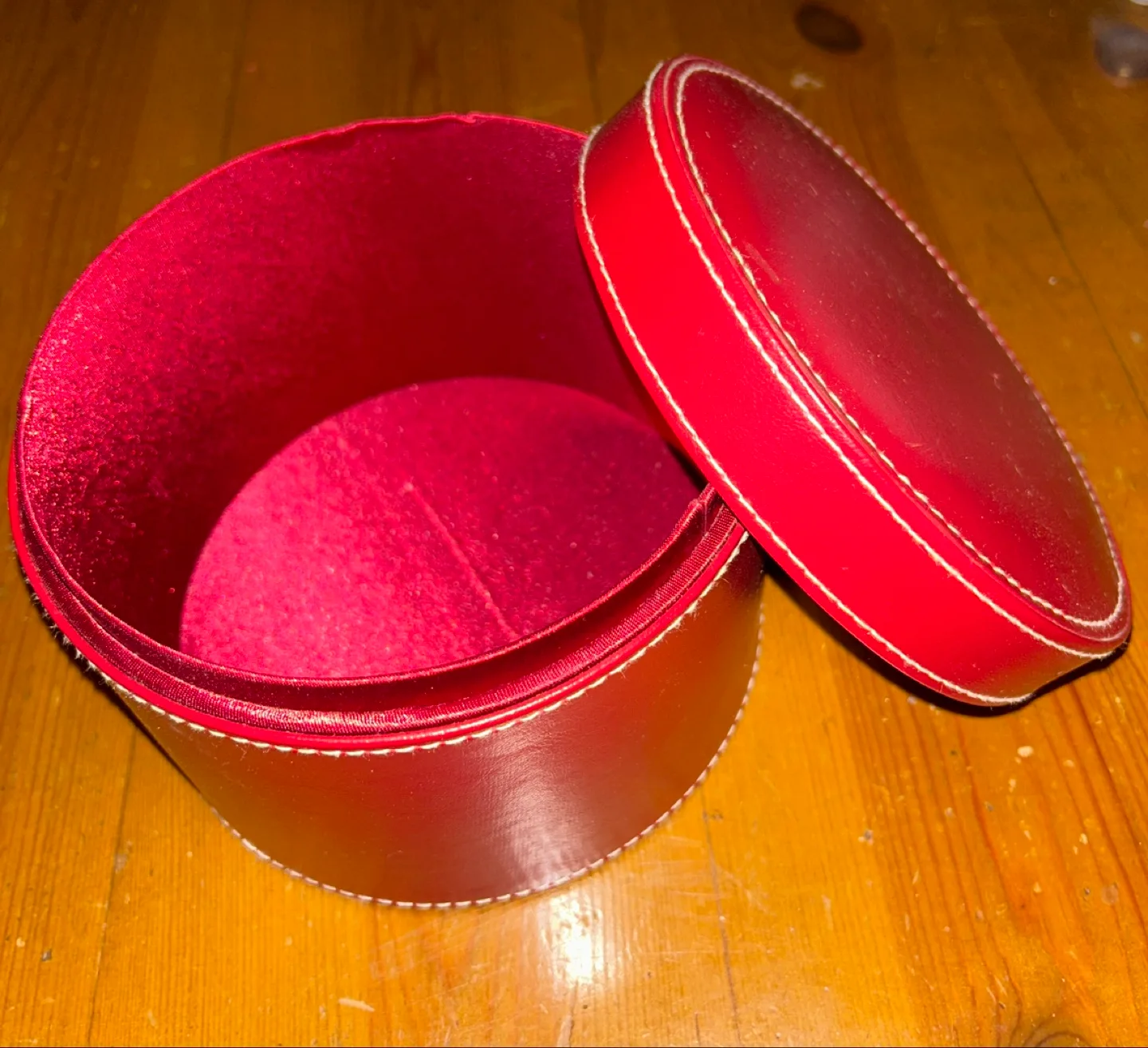 Round Red Leather Decorative Box 6x4” image indicator(2)