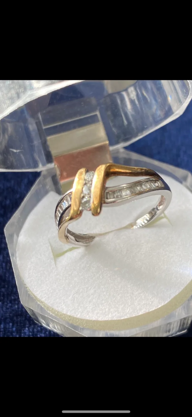 Stunning 10kt white and yellow gold Diamond ringRing