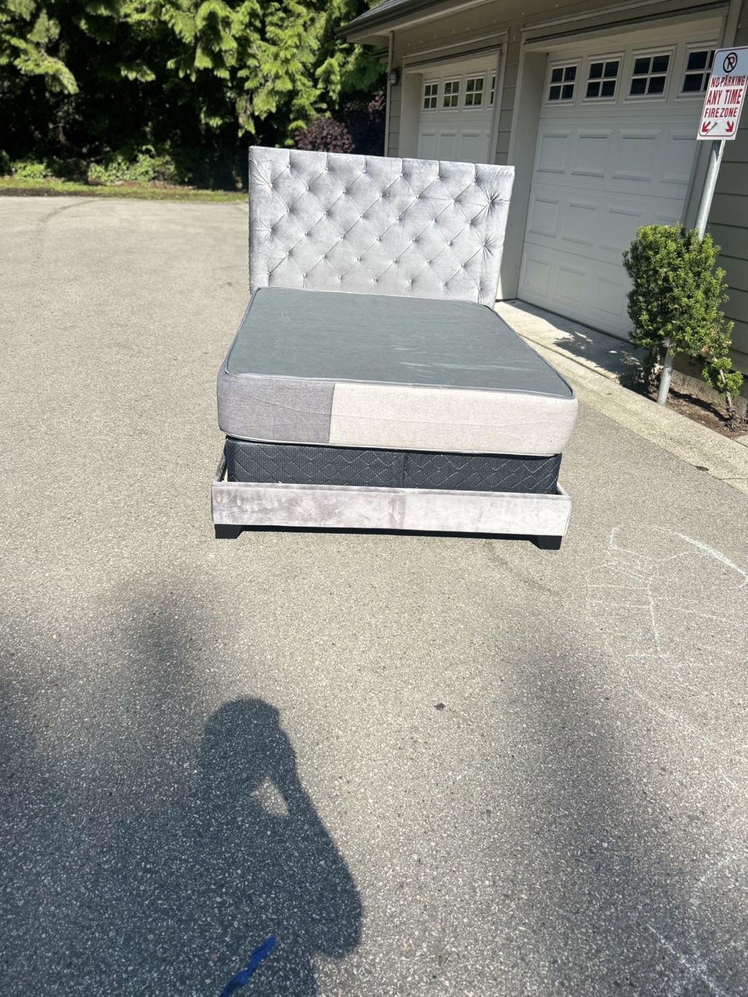 Double velvet  bed frame with mattress - photo 4