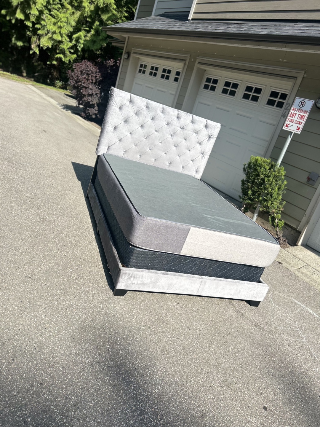Double velvet  bed frame with mattress - photo 3