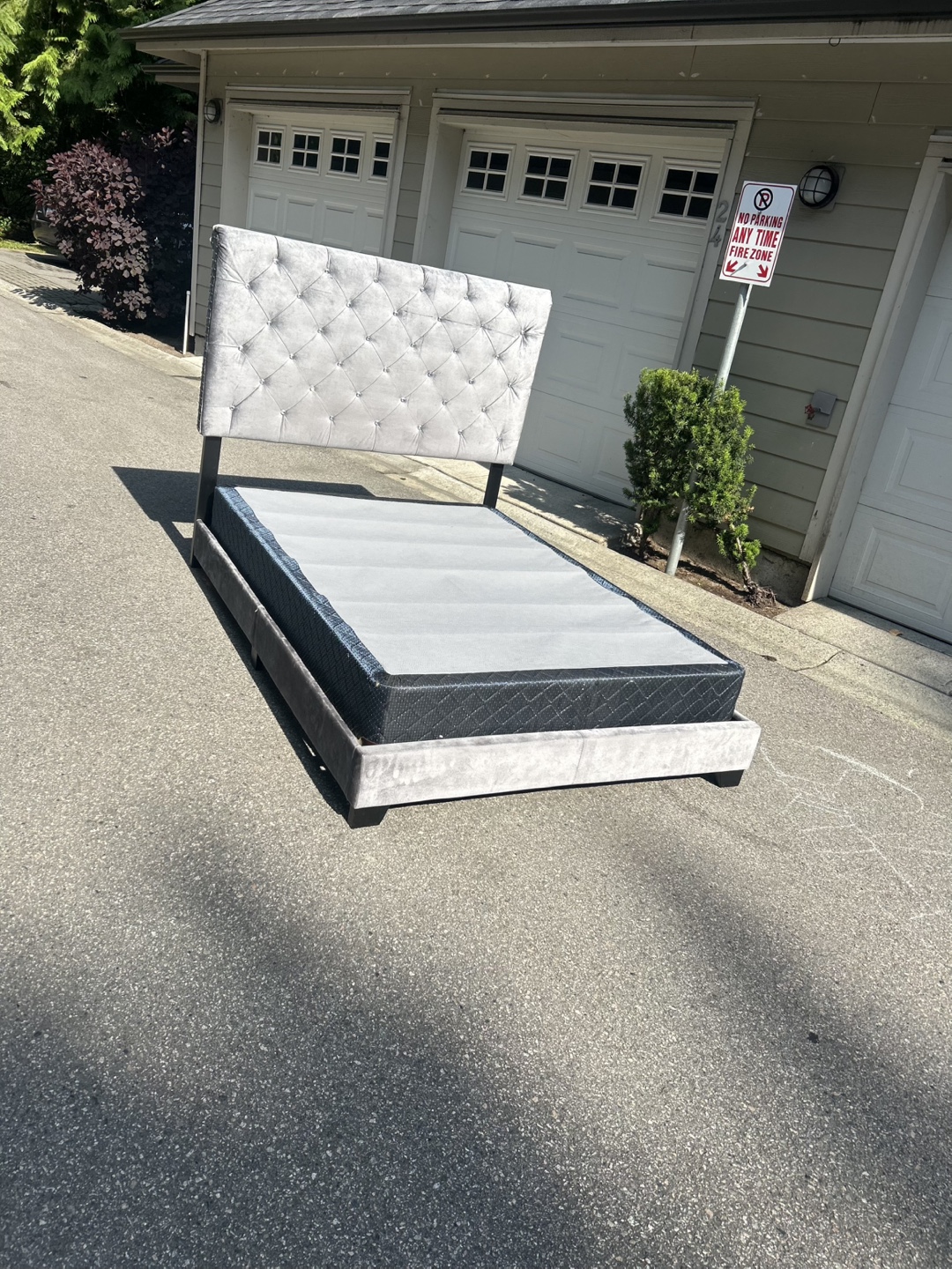 Double velvet  bed frame with mattress - photo 2