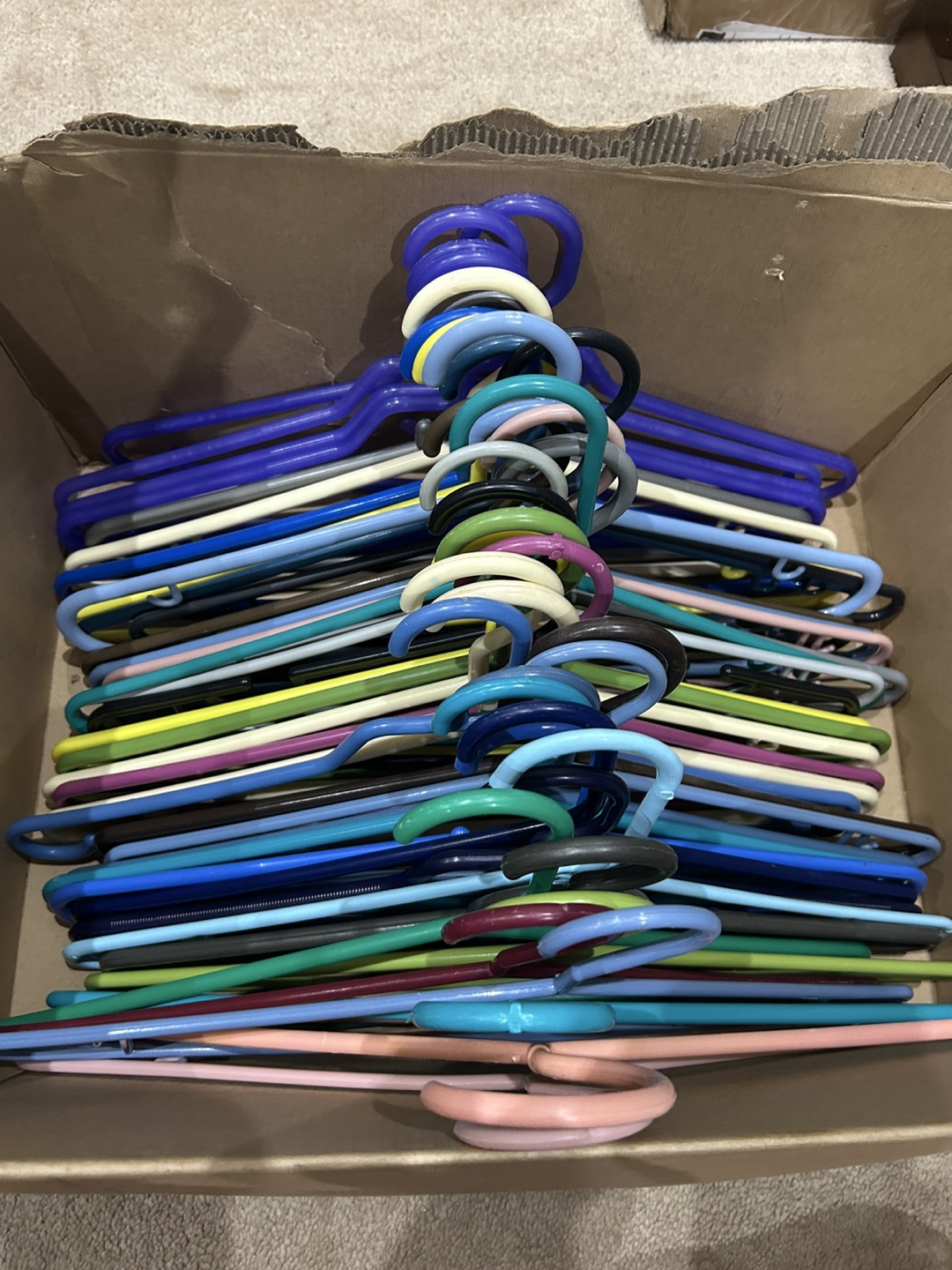 40 big Plastic Hangers - photo 2