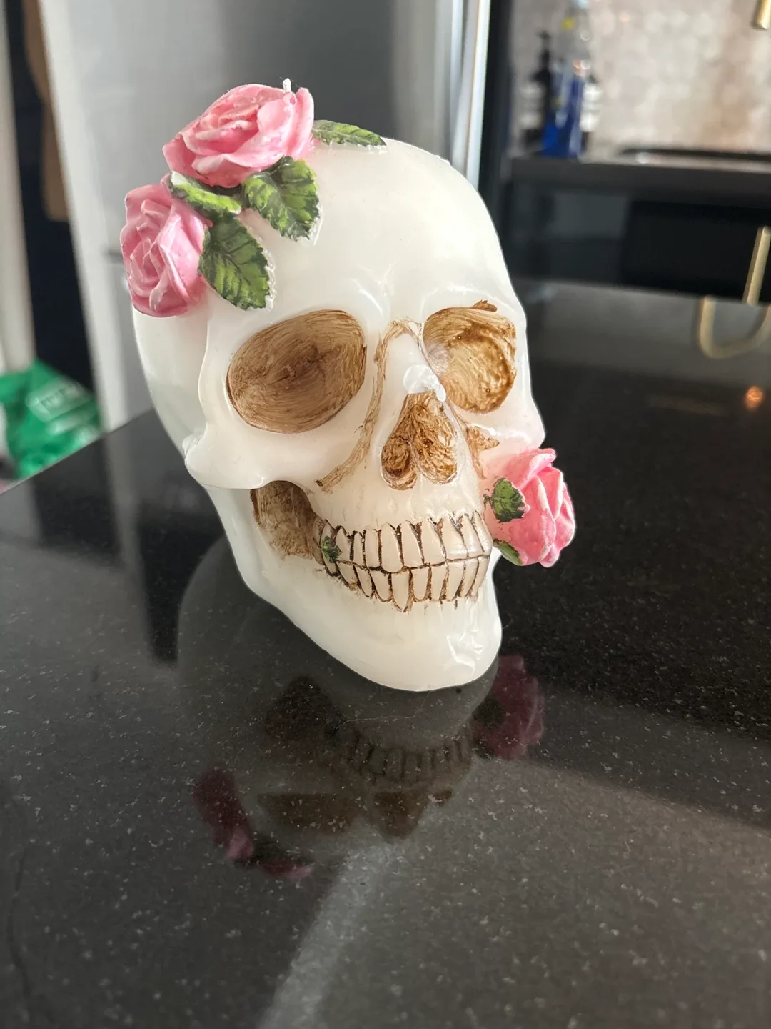 Skull Candle with Roses thumbnail