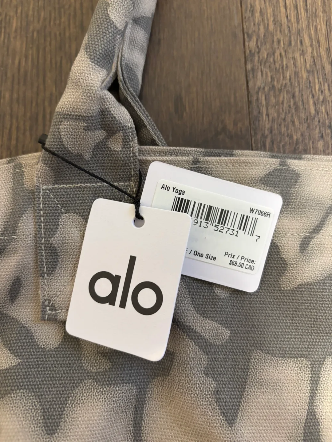 Alo Yoga Iconic Shopper Tote Bag image indicator(2)