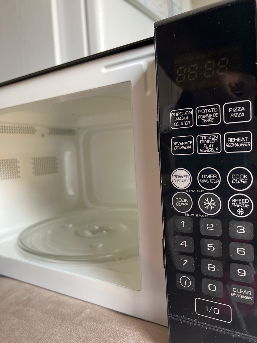 Black & Decker Microwave Oven - photo 3