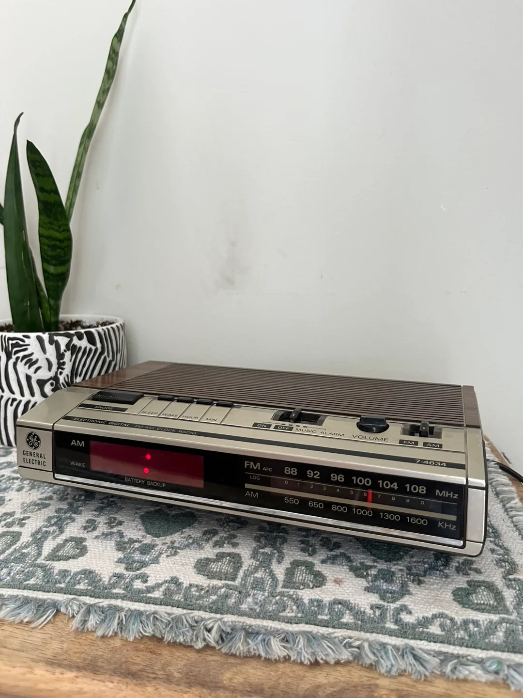 Vintage GE alarm clock and radio thumbnail