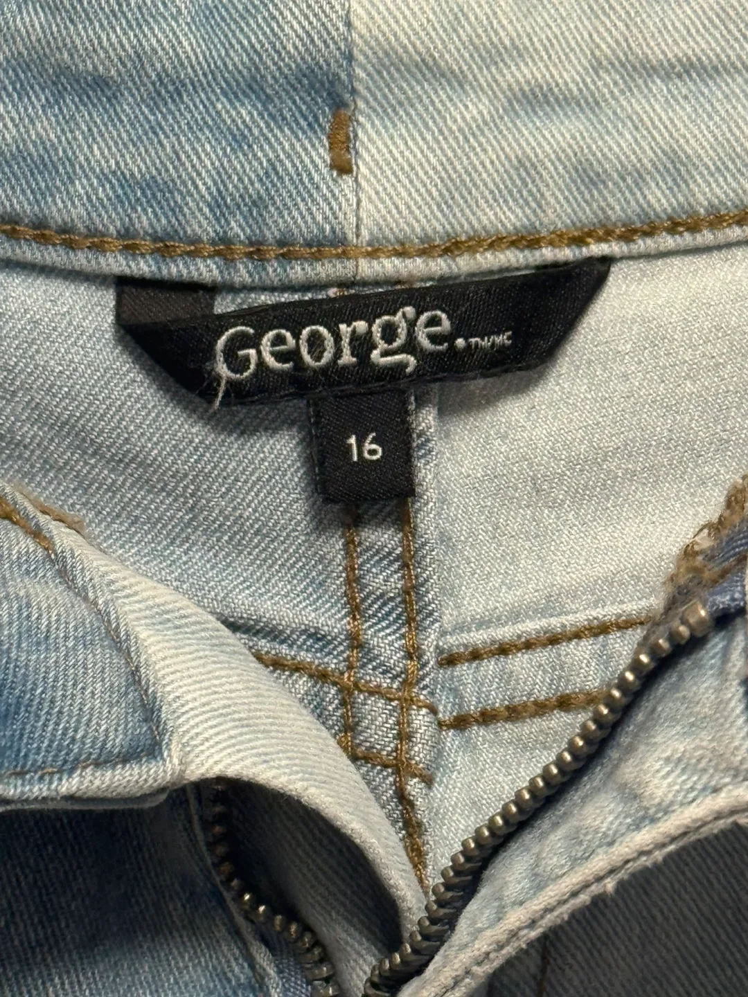 Girl’s Two Tone Denim Shorts 🥕💚 Size 16 image indicator(3)