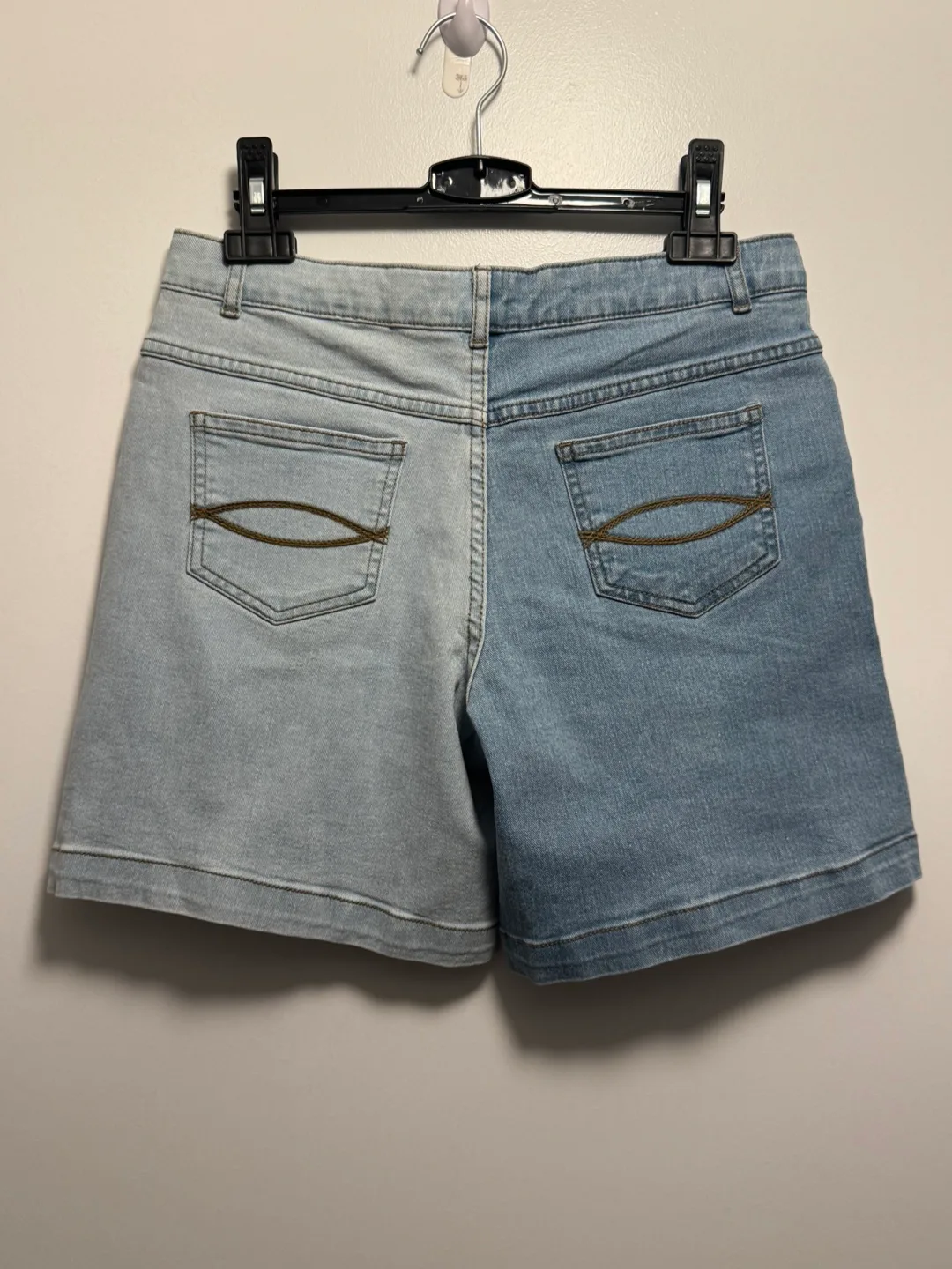 Girl’s Two Tone Denim Shorts 🥕💚 Size 16 image indicator(2)