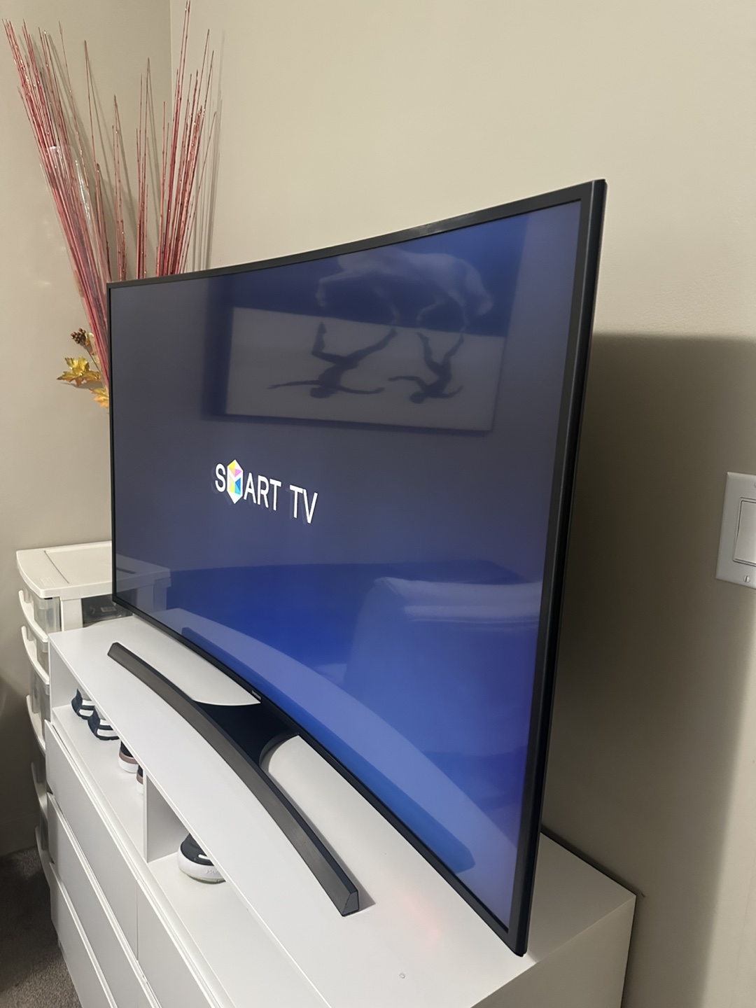 Samsung 55-inch Curved 4K UHD Smart TV – Excellent Condition - photo 2
