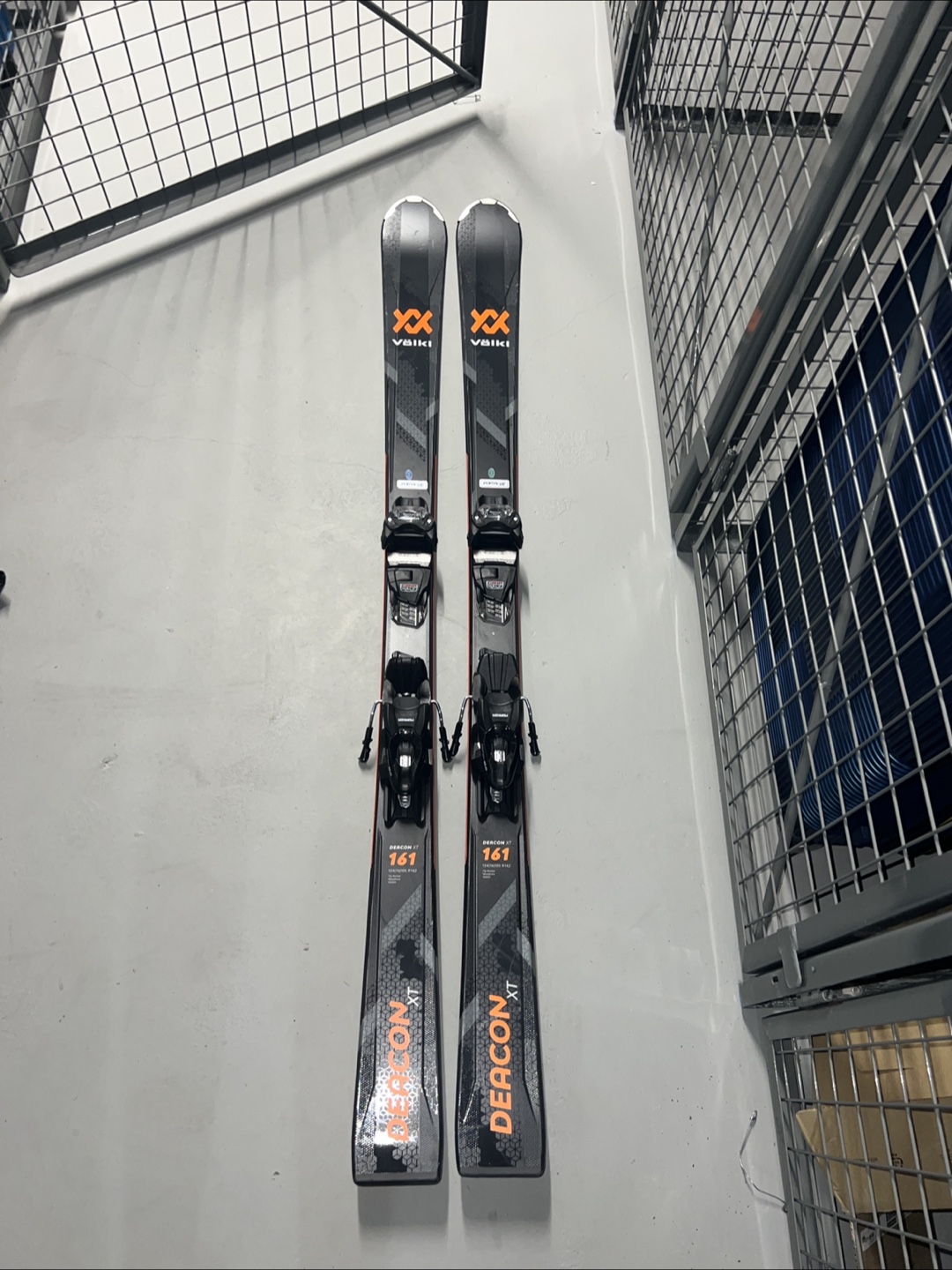Volkl Deacon 161 Skis - photo 2