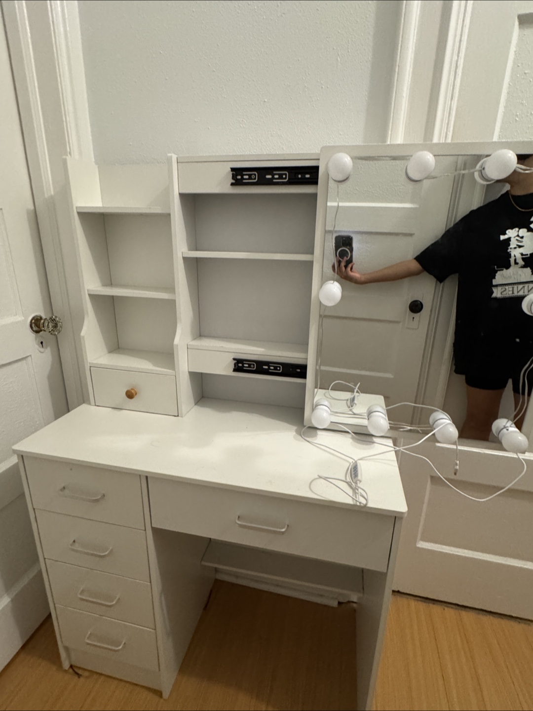 White Vanity Table With Lighted Mirror - photo 2