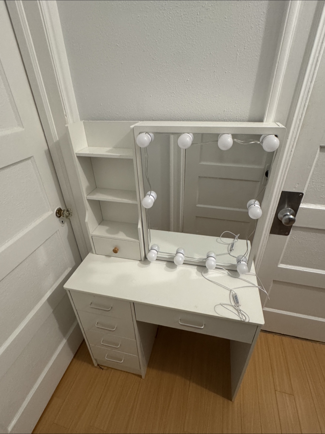 White Vanity Table With Lighted Mirror