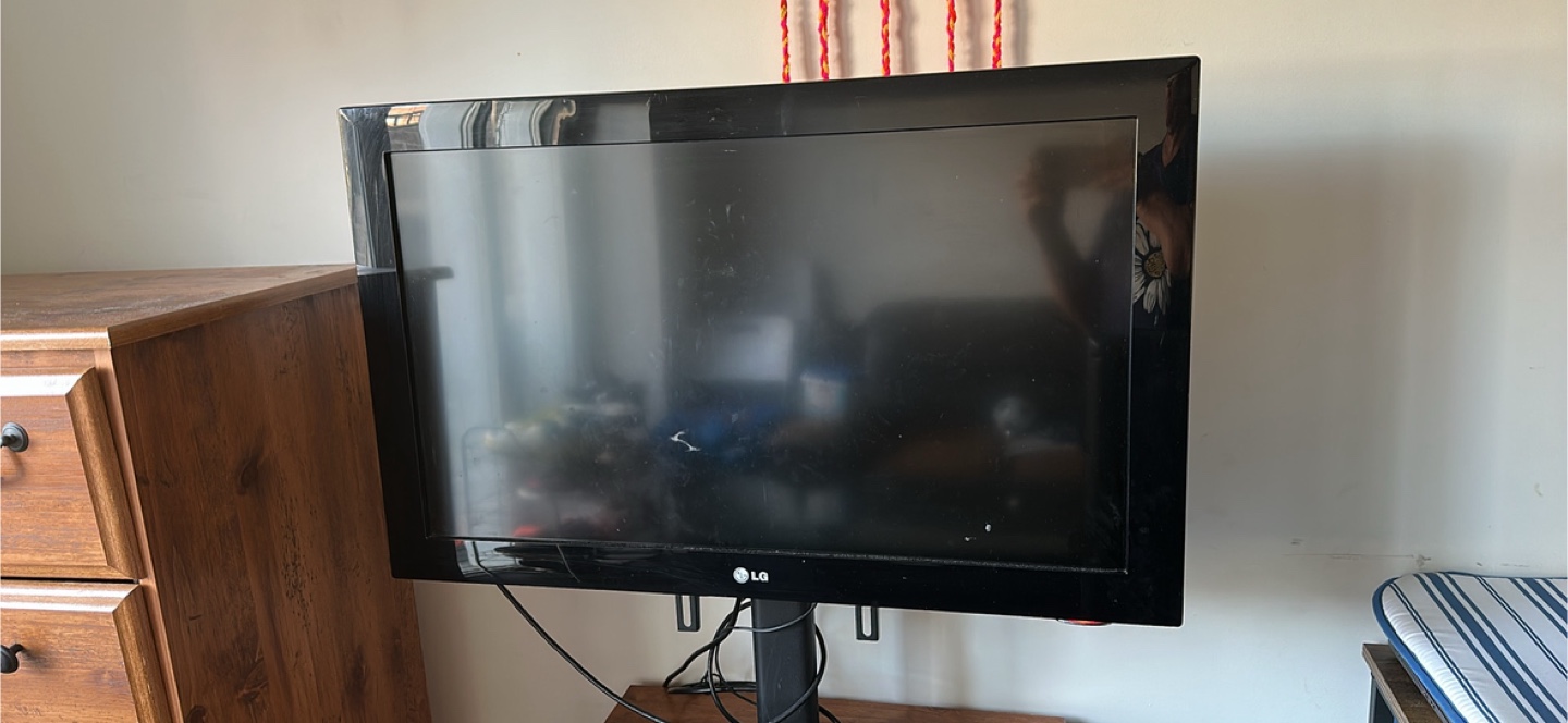 2 LG Television with Stand and TV table - photo 2