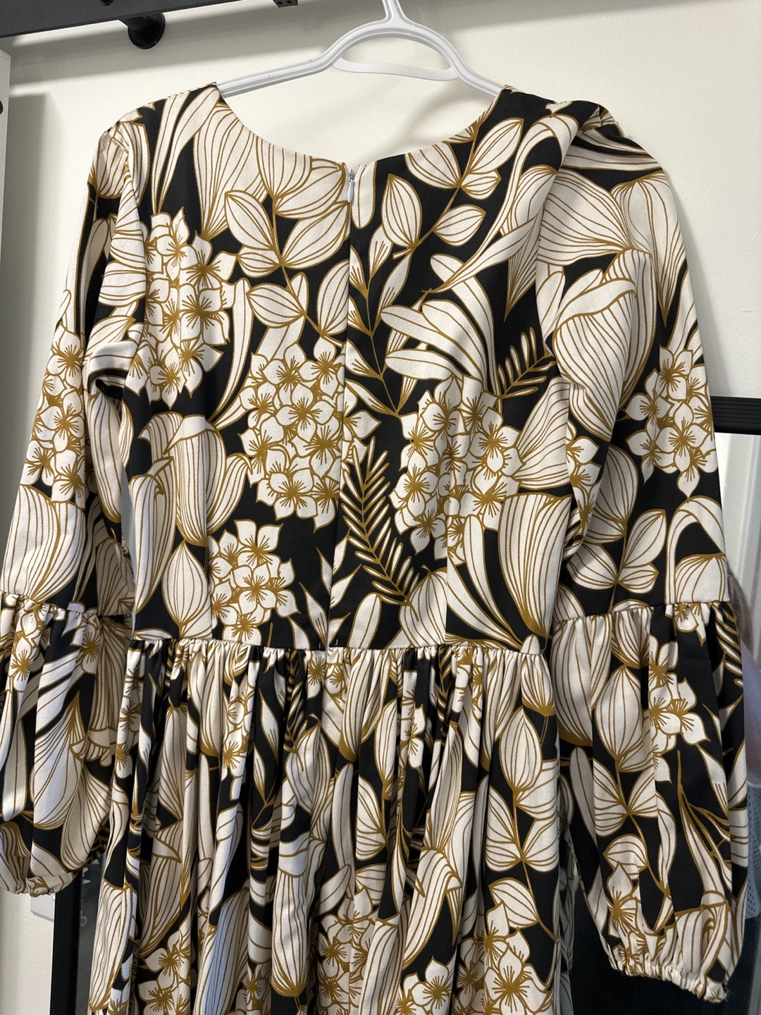 Elegant Maxi Dress with Puff Sleeves - photo 2