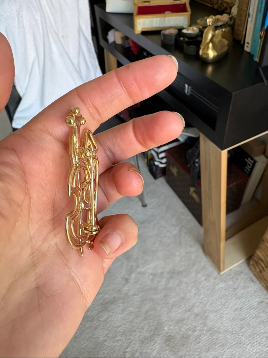 Gold-toned Violin Brooch image indicator(2)