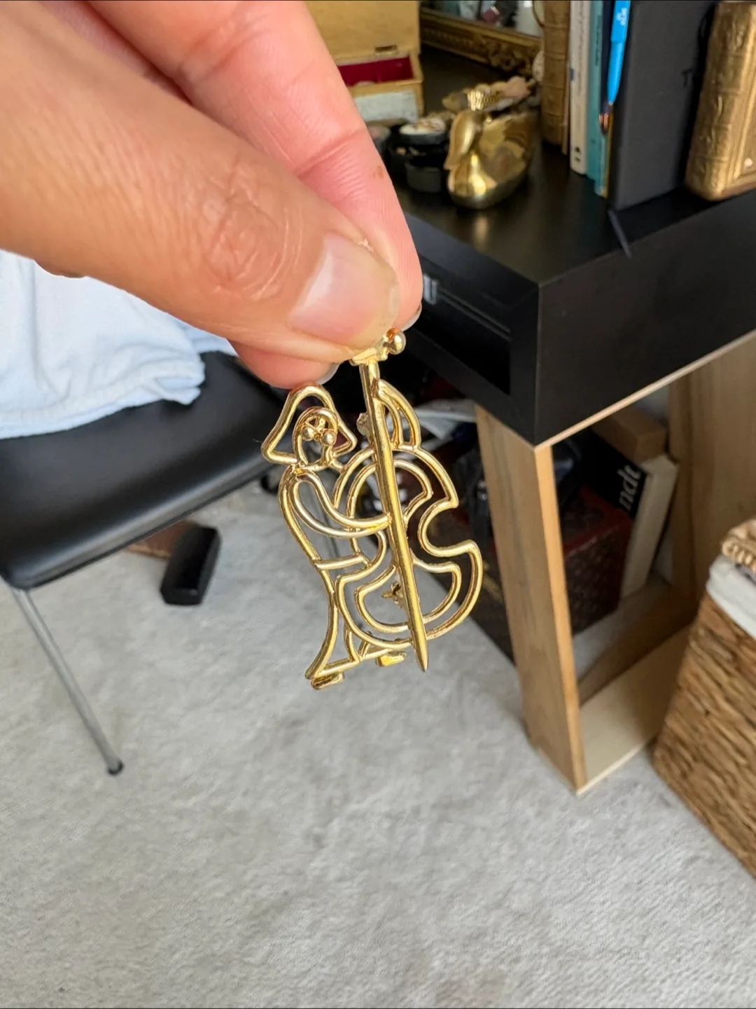 Gold-toned Violin Brooch image indicator(3)