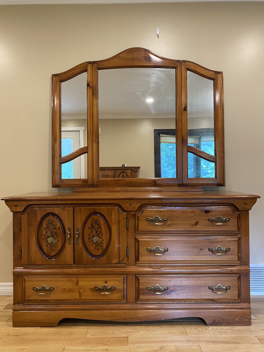 Beautiful Daveluyville Solid Wood Dresser (CAN DELIVER)