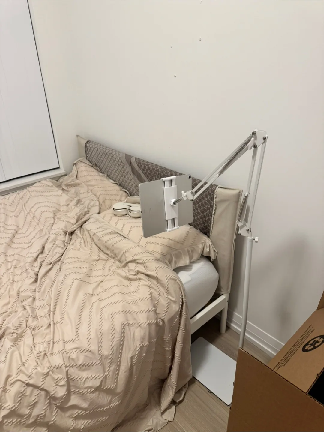 White Adjustable Tablet/phone Stand thumbnail