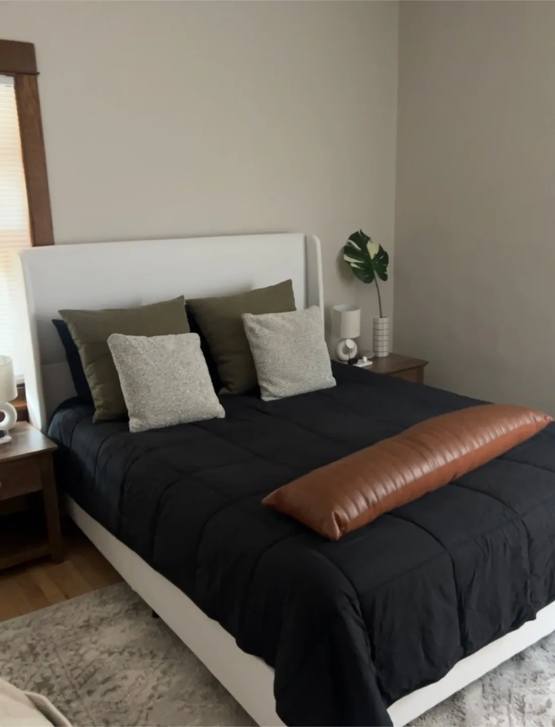 Upholstered Queen Size Bed image indicator(2)