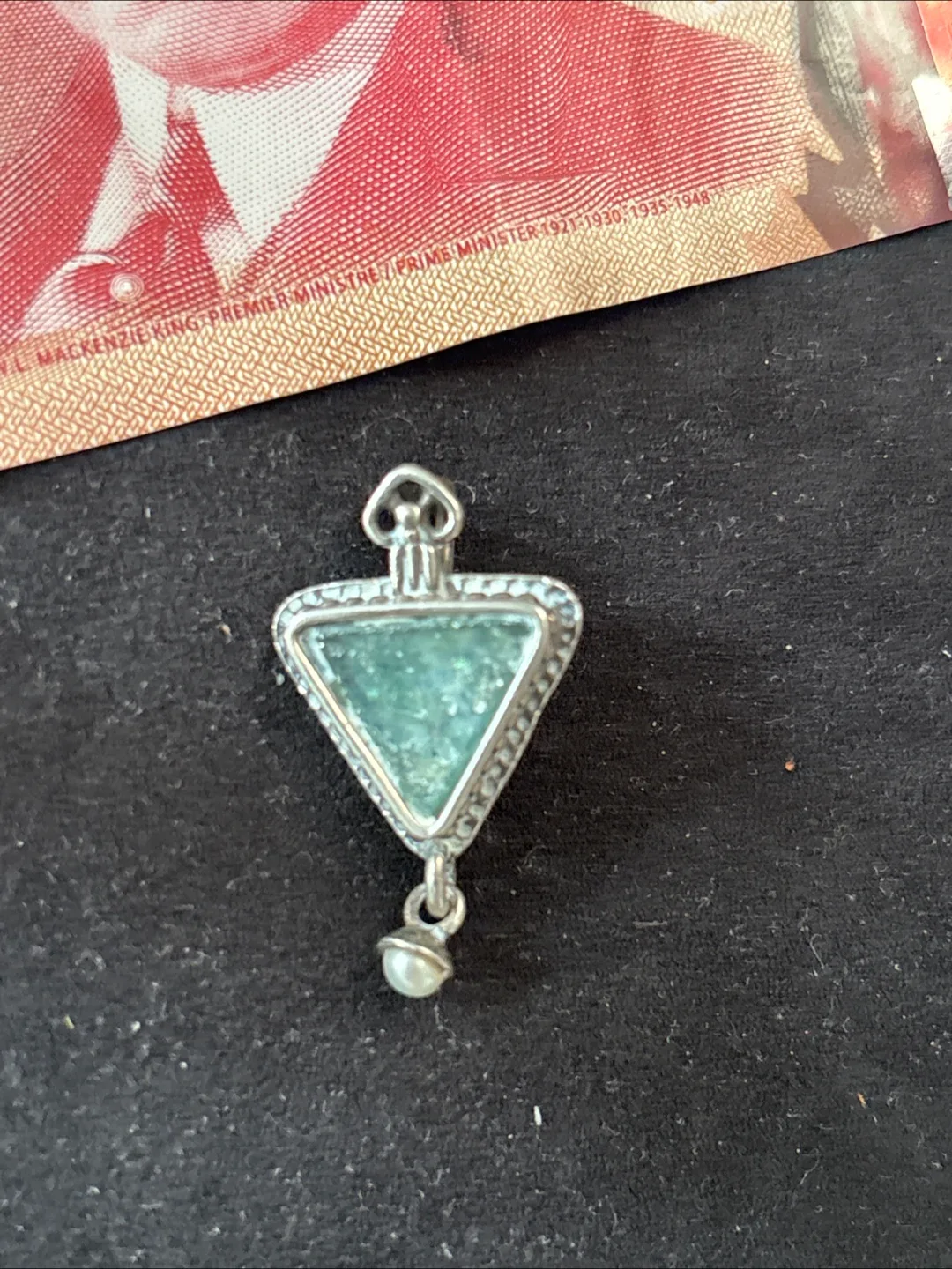 Triangular pendant with stone image indicator(2)