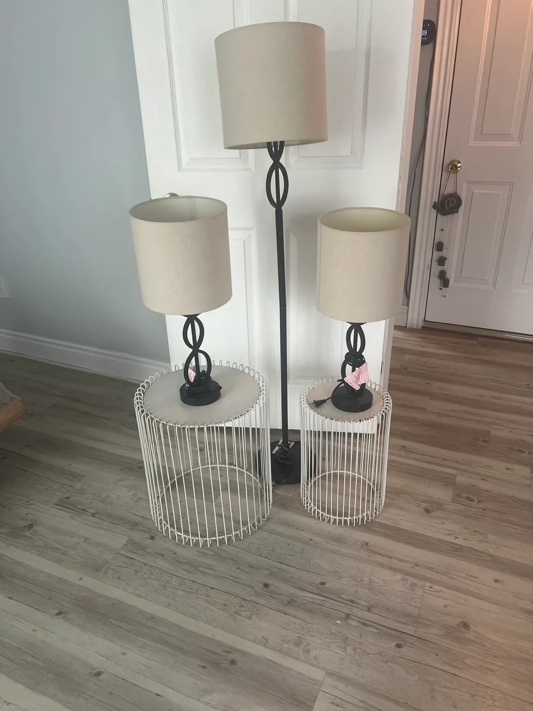 5-Piece Set of 3 Lamps 2-Side Tables image indicator(4)