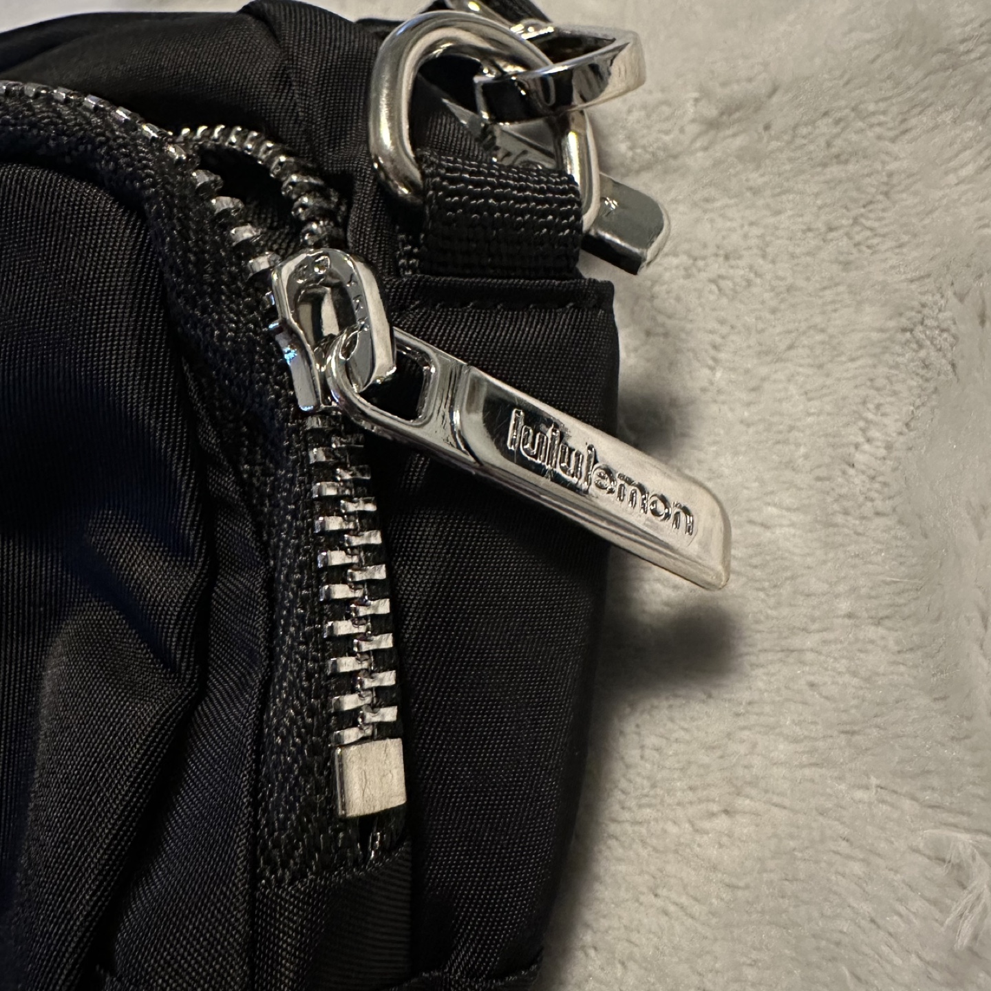 Lululemon Crossbody Bag 2L (Metal hardware) - photo 3