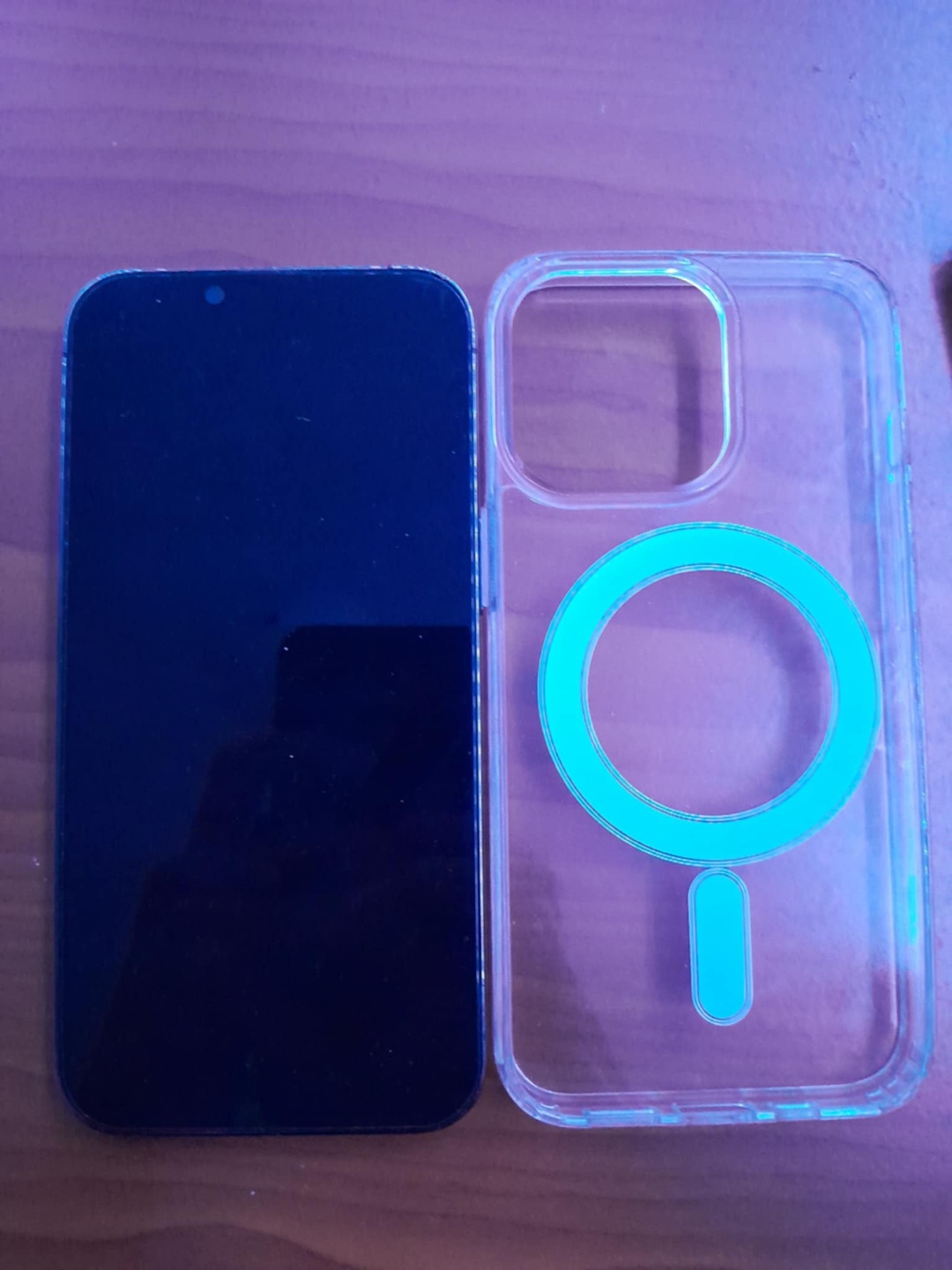 Iphone 13 pro with a clear case - photo 2