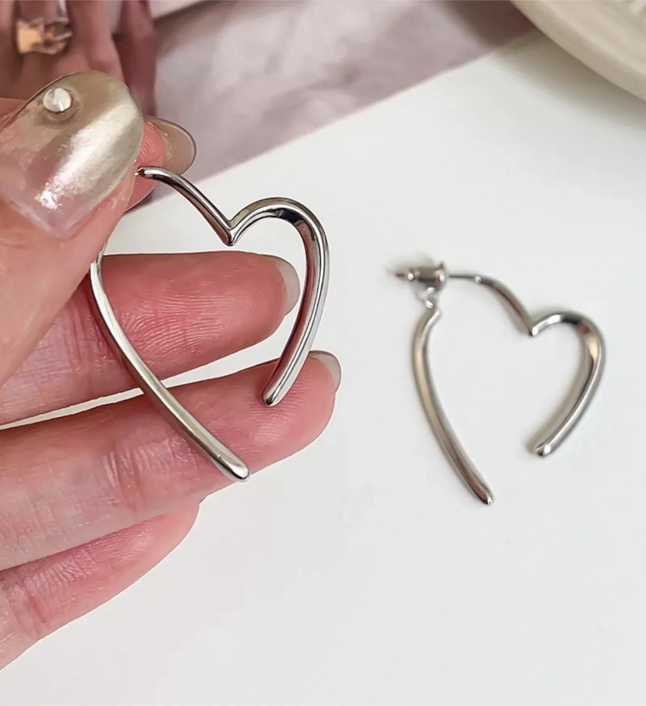 Silver Heart Earrings image indicator(2)