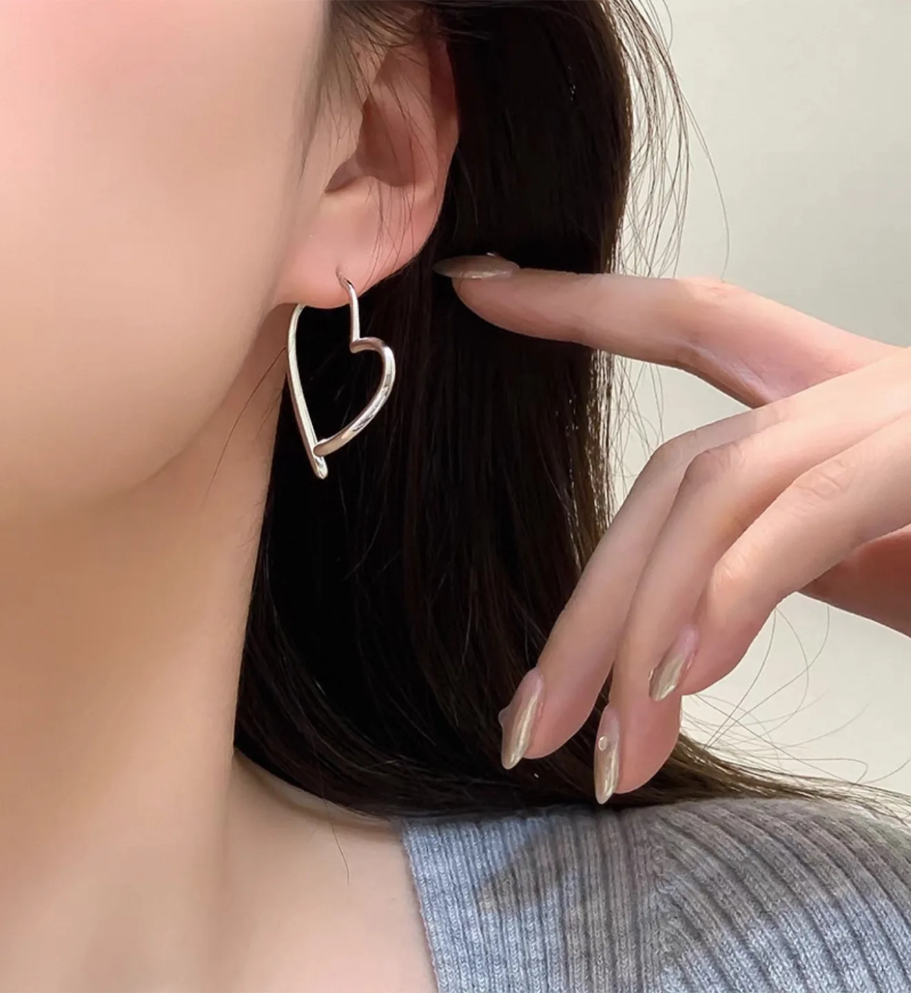 Silver Heart Earrings image indicator(4)