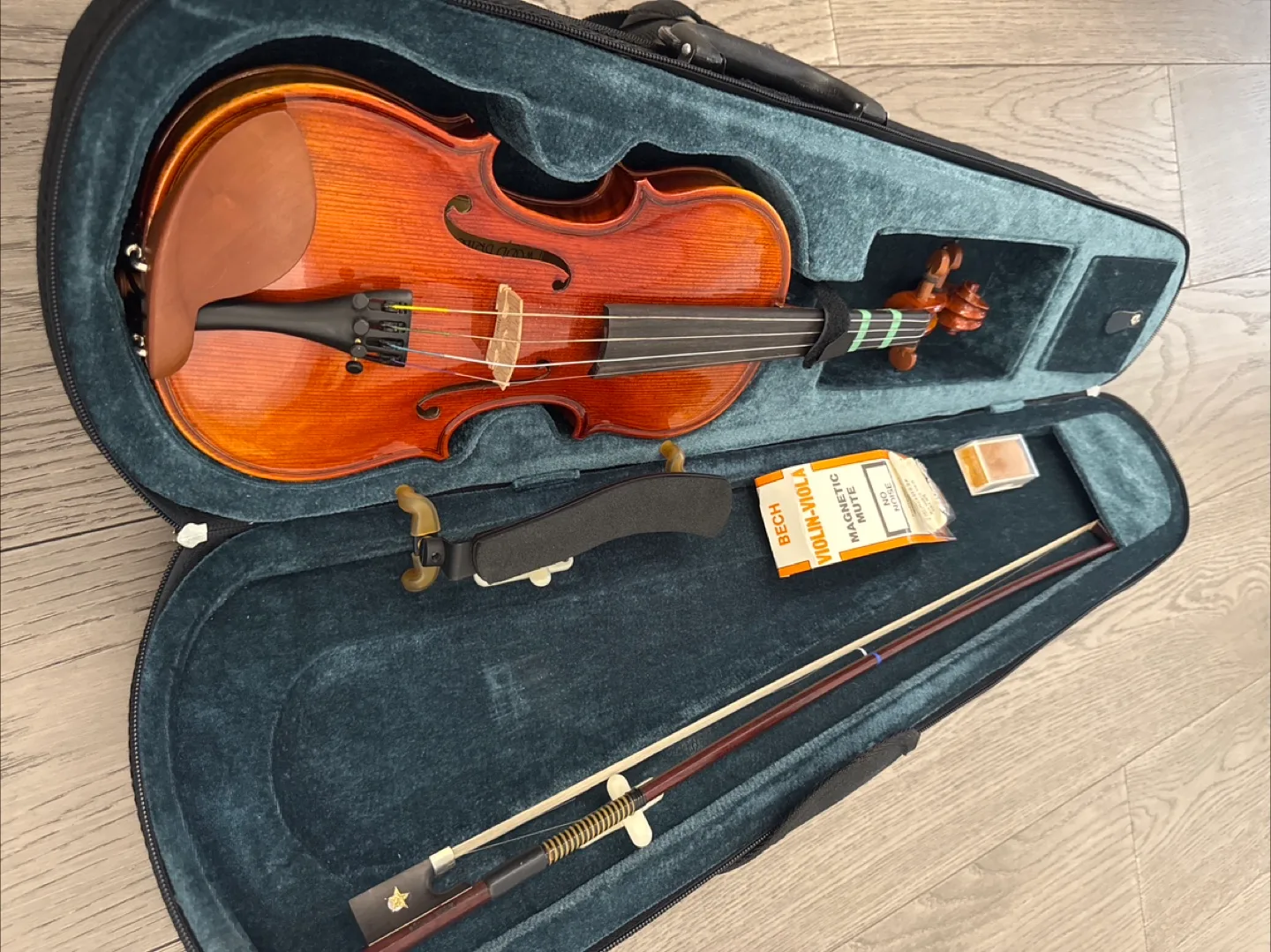 1/4 Violin with Accessories thumbnail