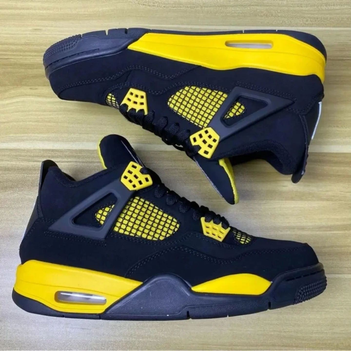 Air Jordan 4 retro Black and Yellow - Size 5.5 image indicator(6)